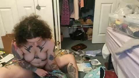 SluttySuzie17 online show from August 11, 10:56 pm
