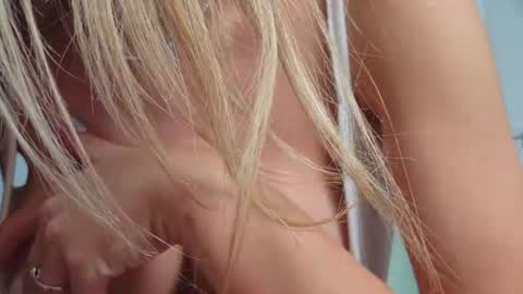 snow_flakee online show from August 5, 10:35 am