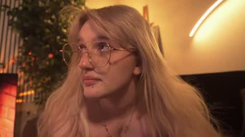 Ellie online show from August 4, 6:21 am