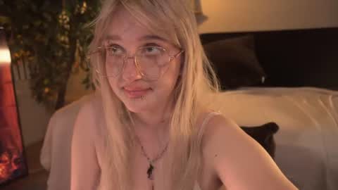 Ellie online show from August 4, 10:45 am