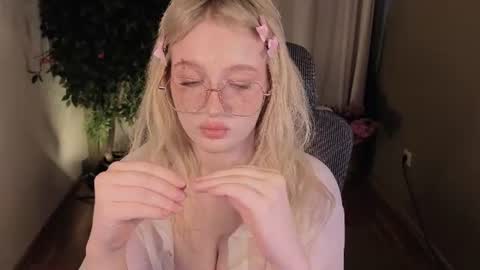 Ellie online show from August 16, 6:39 am