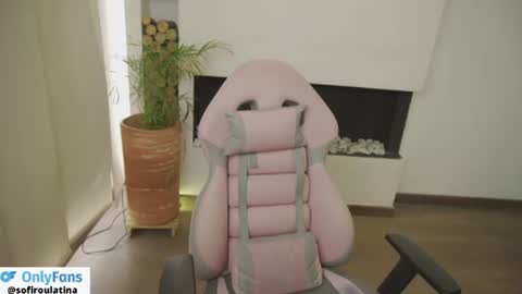 soffi_rousel_ online show from August 2, 8:27 pm