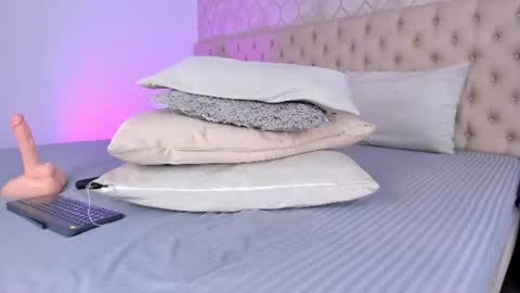sofiareyees online show from August 4, 3:09 pm