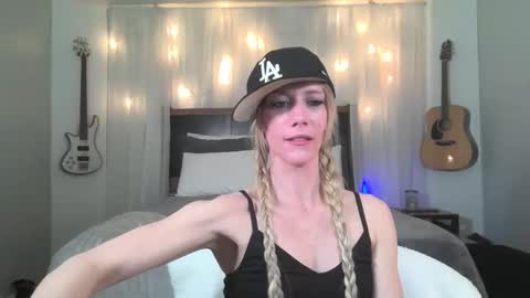 Sofi King online show from April 5, 5:21 pm