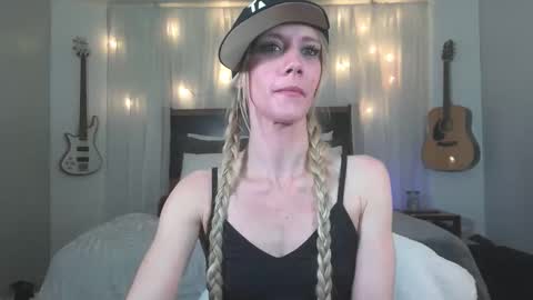 Sofi King online show from April 5, 6:02 pm