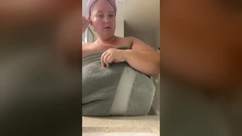 softiesammie42 online show from August 9, 8:43 pm