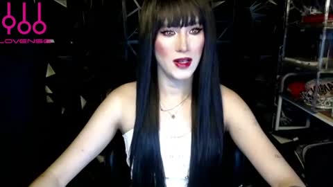 Queen Ivory online show from August 2, 9:55 pm