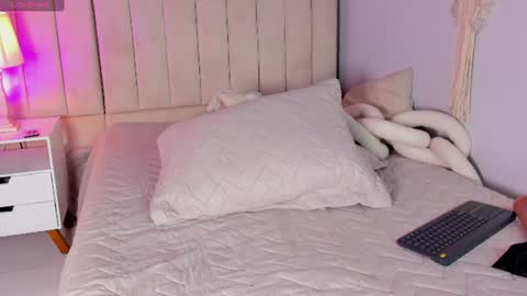 sophi_cooper29 online show from August 9, 4:30 pm