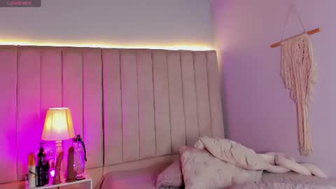 sophi_cooper29 online show from August 9, 5:36 pm