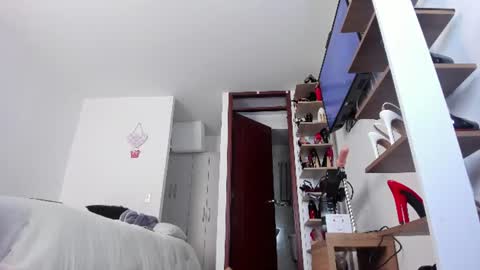 sophiebaker__ online show from July 25, 5:00 am