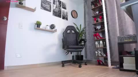 sophiebaker__ online show from August 11, 5:31 am
