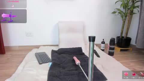 sophiebaker__ online show from August 13, 2:25 am