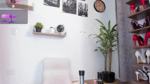 sophiebaker__ online show from August 13, 5:43 am