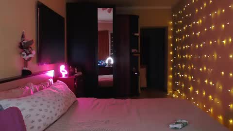sophieleroux online show from August 9, 8:43 pm