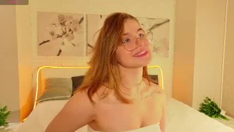 Sophie online show from August 15, 8:35 pm