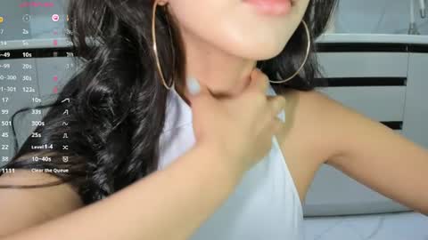 Mia online show from August 12, 1:24 pm