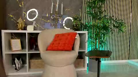 Leila online show from August 4, 5:32 pm