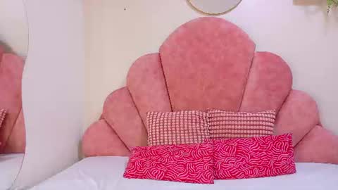 M O O N  online show from August 8, 4:56 am