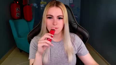 stef_nicks online show from August 11, 9:33 am