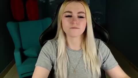 stef_nicks online show from August 11, 1:02 pm