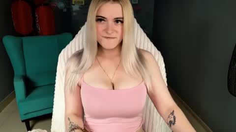 stef_nicks online show from August 14, 9:13 am