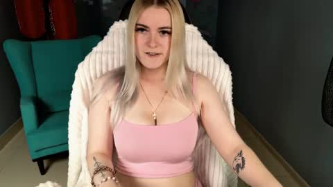 stef_nicks online show from August 14, 11:25 am
