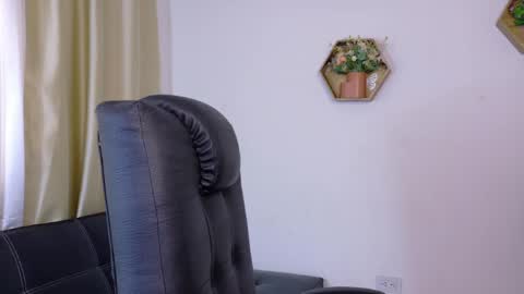 stefannycipriani_ online show from August 12, 3:58 pm