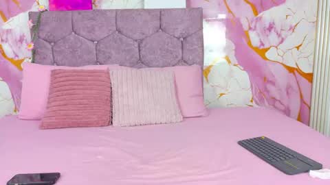 steicybloomm online show from August 18, 7:03 am