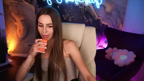stellahoneywell online show from August 14, 9:57 am