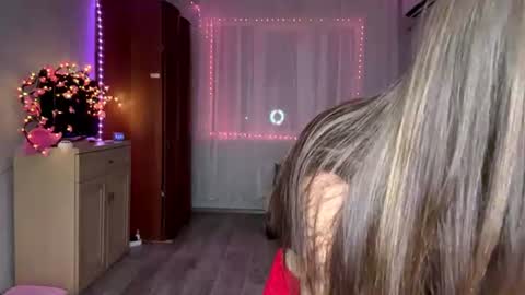 Stephani online show from August 11, 8:33 pm