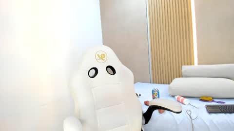 Stephany online show from August 12, 9:50 pm