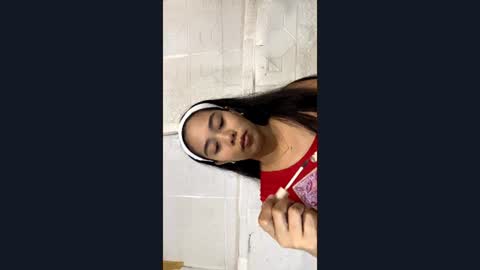 Mia online show from August 10, 11:00 am