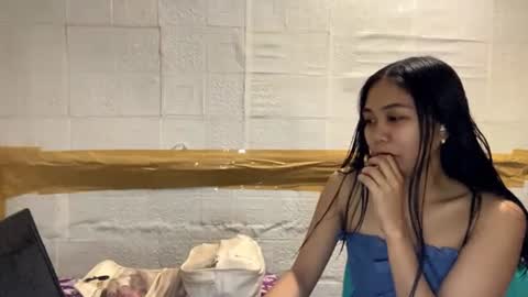 Mia online show from August 14, 10:08 am