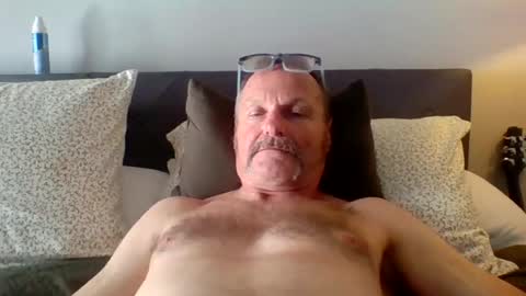 steviehard8 online show from August 4, 6:27 pm