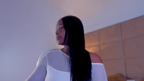 summer_wood_ online show from August 8, 8:53 pm