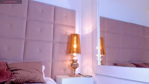 summer_wood_ online show from August 14, 9:18 pm