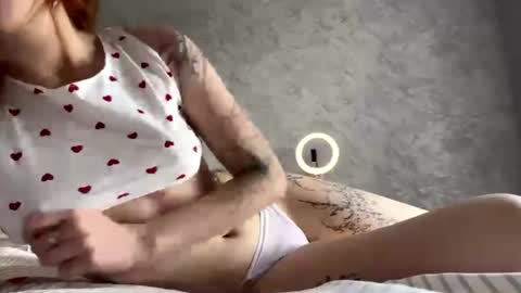 SandyLola online show from August 12, 11:45 am