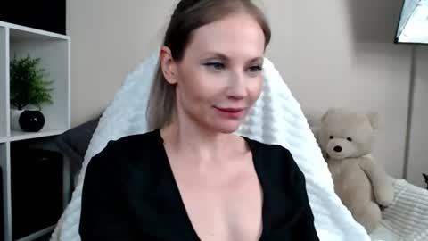 Naomi online show from August 8, 9:15 pm