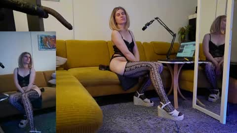 suzannexxxxxx online show from May 9, 11:18 pm