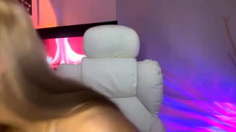Juliana online show from August 2, 10:22 am