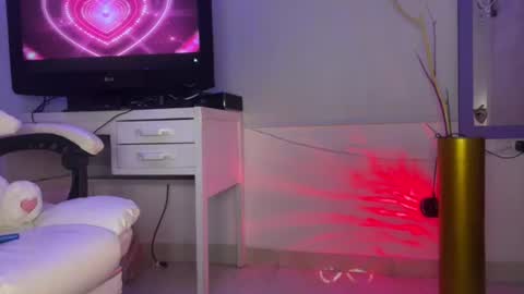 Juliana online show from August 6, 8:08 pm