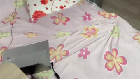sweet gurl00 online show from August 12, 10:01 pm