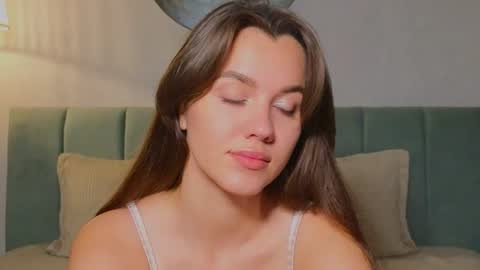 Mia online show from August 9, 11:39 pm