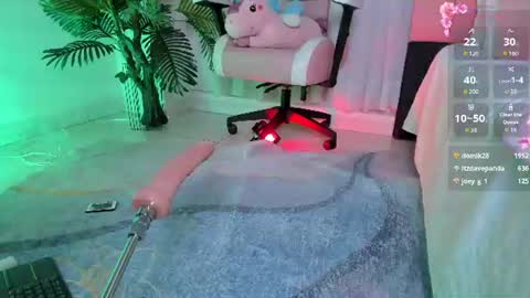 Val online show from August 11, 9:39 pm