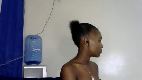 sweet_strawberina online show from May 30, 2:18 pm
