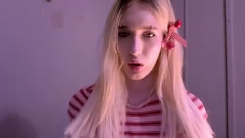 sweetcrystalll online show from August 8, 2:55 am