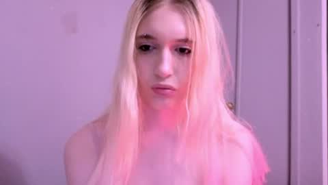 sweetcrystalll online show from August 8, 9:15 pm