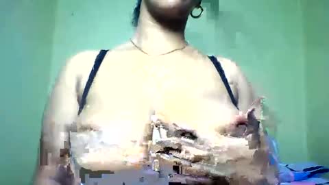 Vee online show from August 11, 8:44 pm