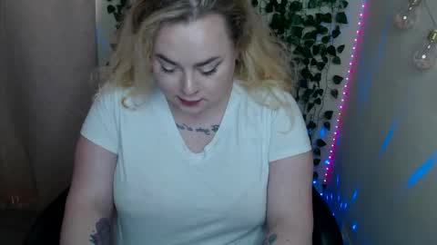 sweetvlada13 online show from May 20, 8:04 am