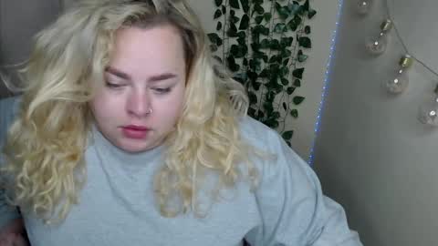 sweetvlada13 online show from May 21, 2:35 am